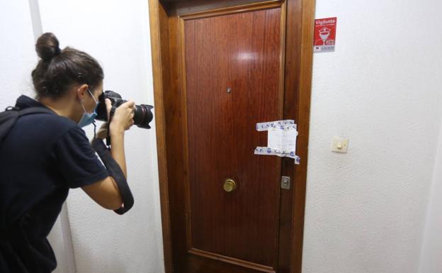 Puerta de la vivienda donde ha tenido lugar el crimen. 