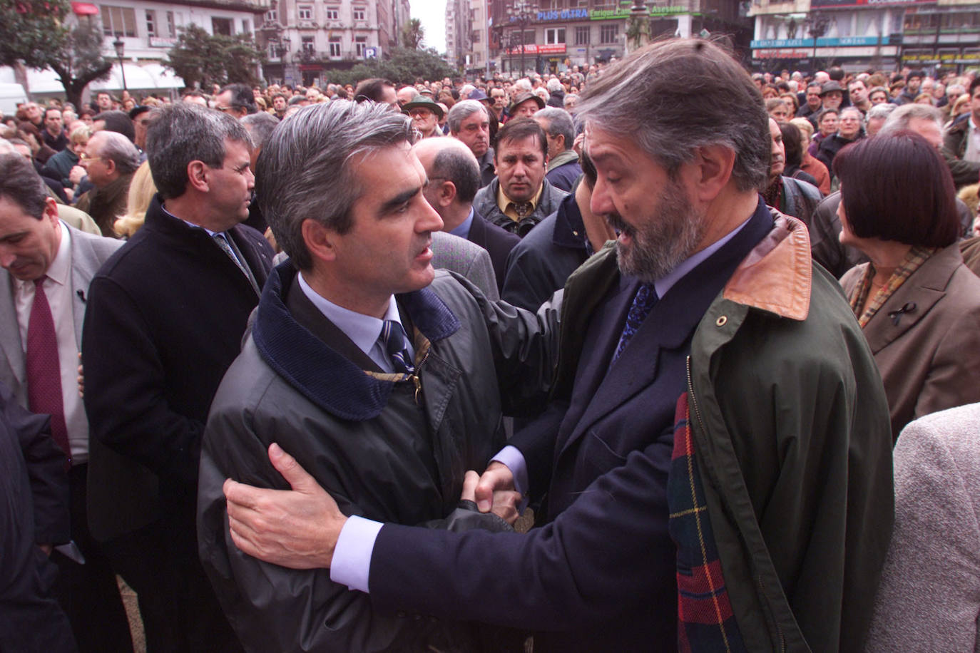 2000. Con José Joaquín Martínez Sieso en la concentración por el asesinato de Fernando Buesa a manos de ETA.