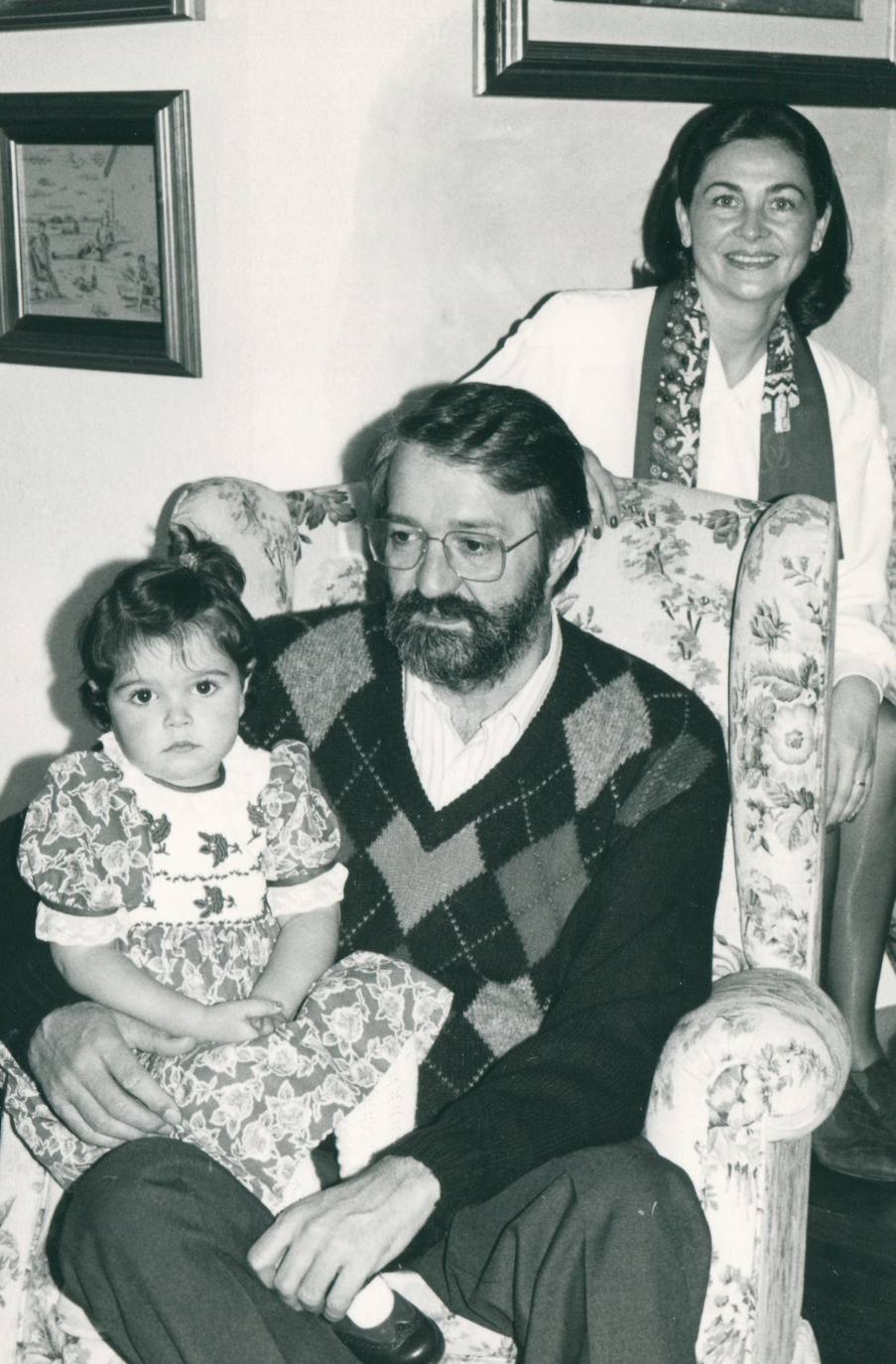 1990. Con su hija Alejandra y su esposa, Rosa Inés García.