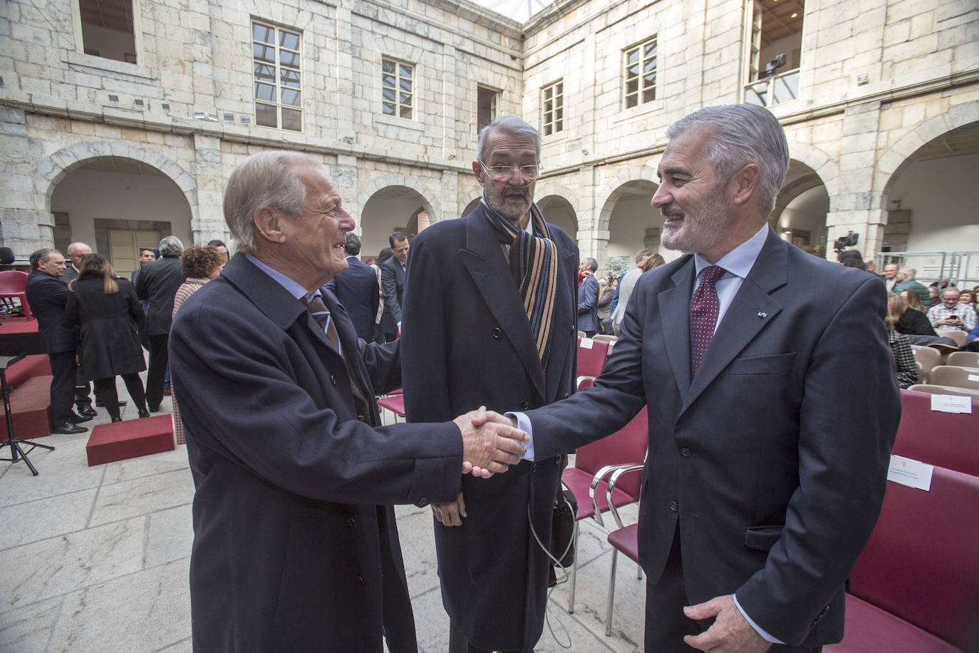 2019. Celebrando el Día de la Constitución en el Parlamento con otros dos expresidentes, José Antonio Rodríguez y José Joaquín Martínez Sieso.