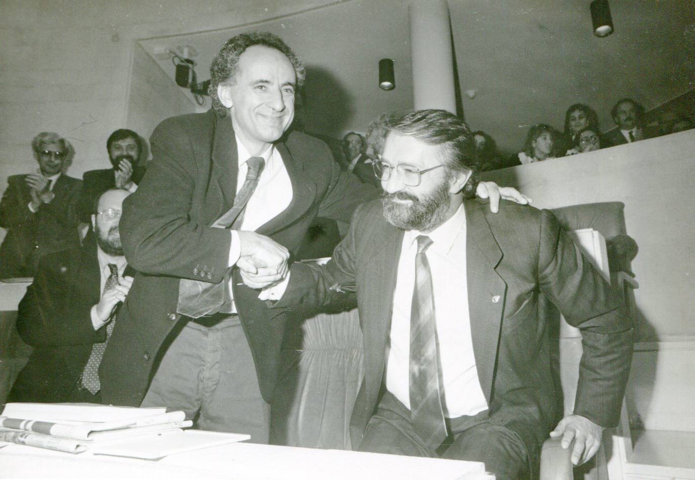 1990. Con Juan Carlos Bedoya en el momento en que es elegido presidente de Cantabria en el Parlamento.