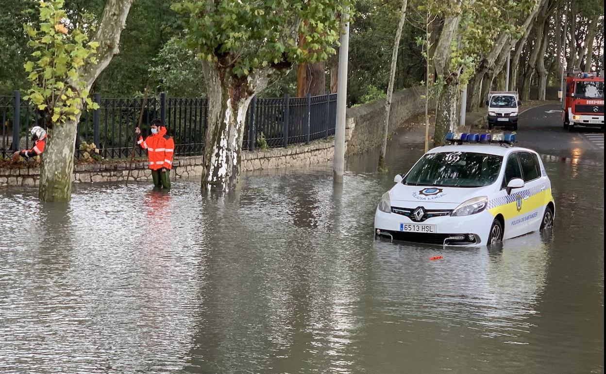 Lluvia, balsas de agua, grandes olas... imágenes del primer temporal del otoño.