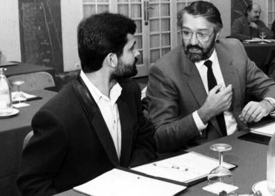 Imagen secundaria 1 - Con José Guerrero (izda), en la firma de la integración del PTE en el PSOE, que se celebró en la sede socialista en el año 1991. Y al lado, el líder socialista, con Alfredo Pérez Rubalcaba y Dolores Gorostiaga, durante una visita a Cantabria del ministro del Interior. 