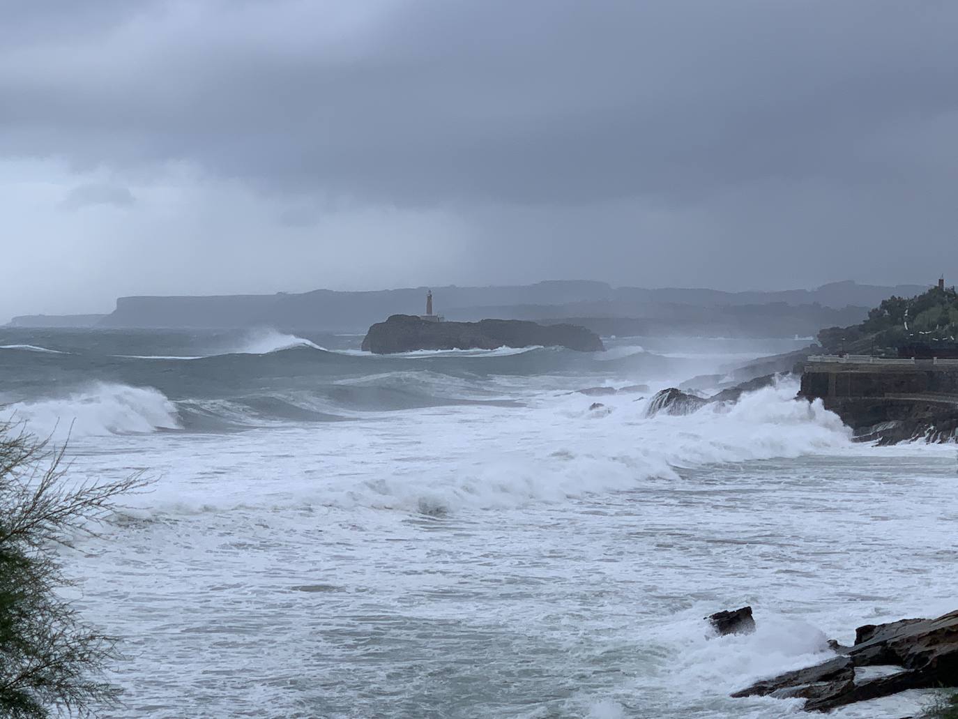 Las intensas precipitaciones de esta madrugada han formado importantes balsas de agua, como las registradas en la zona de Mataleñas. Hay, además, muy mala mar, con grandes olas que mantienen el litoral en alerta naranja. El viento ha provocado numerosas incidencias en los municipios costeros, por caída de árboles o de cascotes.