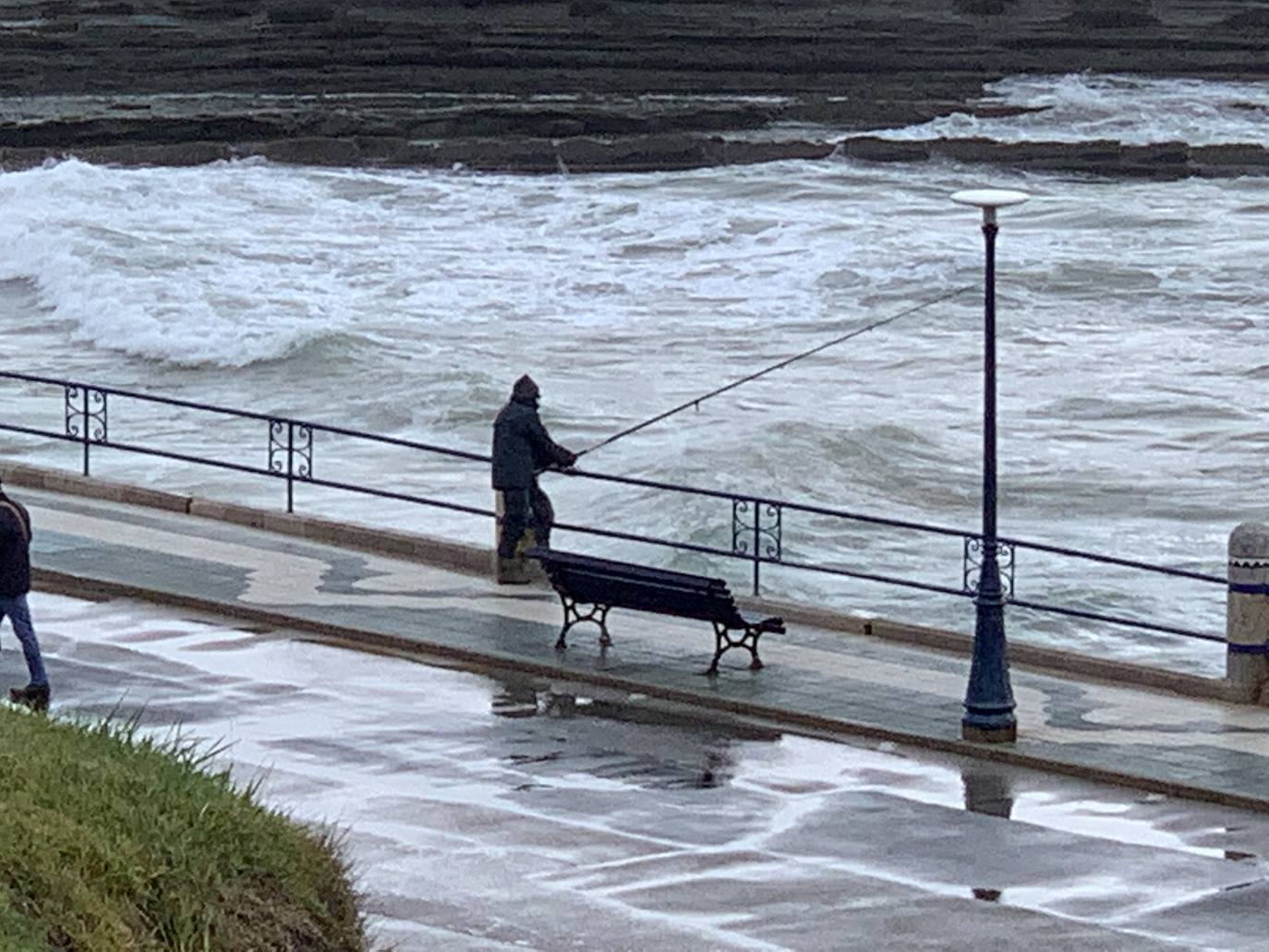 Las intensas precipitaciones de esta madrugada han formado importantes balsas de agua, como las registradas en la zona de Mataleñas. Hay, además, muy mala mar, con grandes olas que mantienen el litoral en alerta naranja. El viento ha provocado numerosas incidencias en los municipios costeros, por caída de árboles o de cascotes.