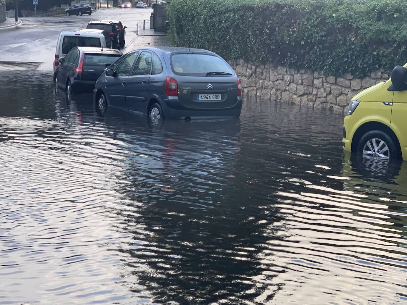 Las intensas precipitaciones de esta madrugada han formado importantes balsas de agua, como las registradas en la zona de Mataleñas. Hay, además, muy mala mar, con grandes olas que mantienen el litoral en alerta naranja. El viento ha provocado numerosas incidencias en los municipios costeros, por caída de árboles o de cascotes.