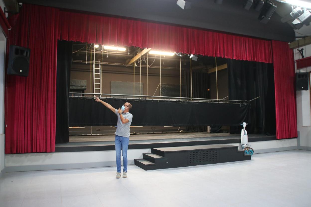 El concejal de Cultura y Educación, Marcos Mazón, muestra el espacio, a falta de los últimos detalles como la colocación de sillas. 