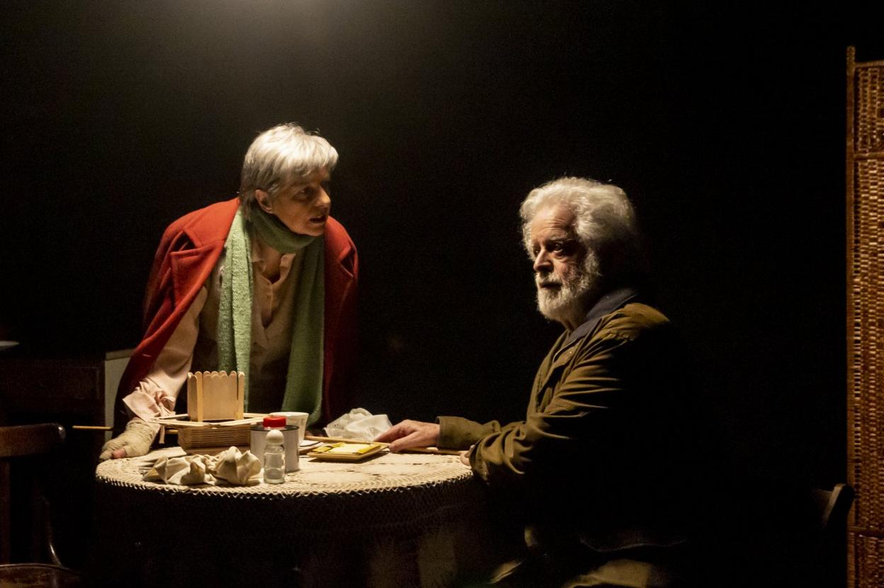  Elisa Sainz (izq.), presidenta de Feteacan, durante una representación escénica.