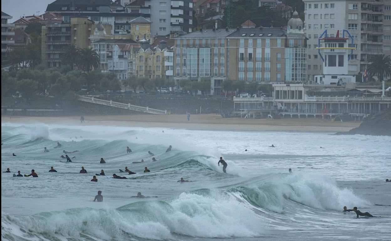 Imágenes de esta mañana en distintas zonas de Santander.