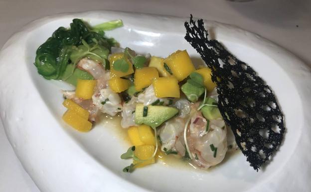 Ceviche de langostinos, mango y aguacate.