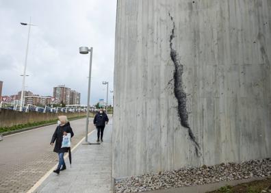 Imagen secundaria 1 - 'Social Distancing'. Ubicación y detalle del mural, visible desde la calle Segundo López Vélez, en el que el artista ha pintado una brecha en la que el factor humano de la solidaridad se va abriendo paso. 