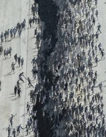 Imagen secundaria 2 - 'Social Distancing'. Ubicación y detalle del mural, visible desde la calle Segundo López Vélez, en el que el artista ha pintado una brecha en la que el factor humano de la solidaridad se va abriendo paso. 