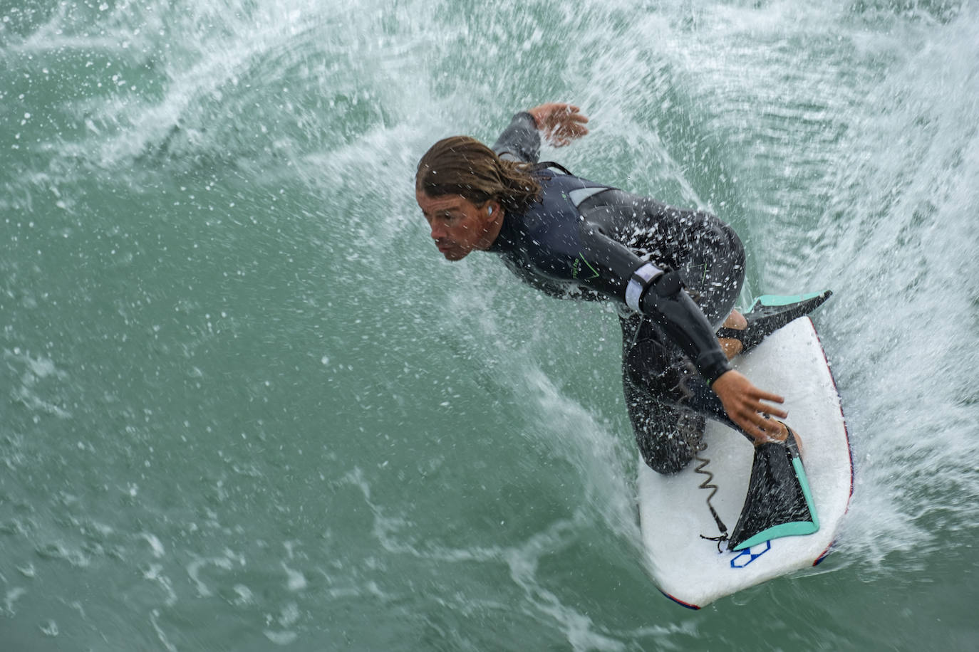 Llueve incesantemente en Cantabria y también hay grandes olas, que aprovechan los surfistas para pintar una de las estampas más habituales de Santander cuando el mar está embravecido.