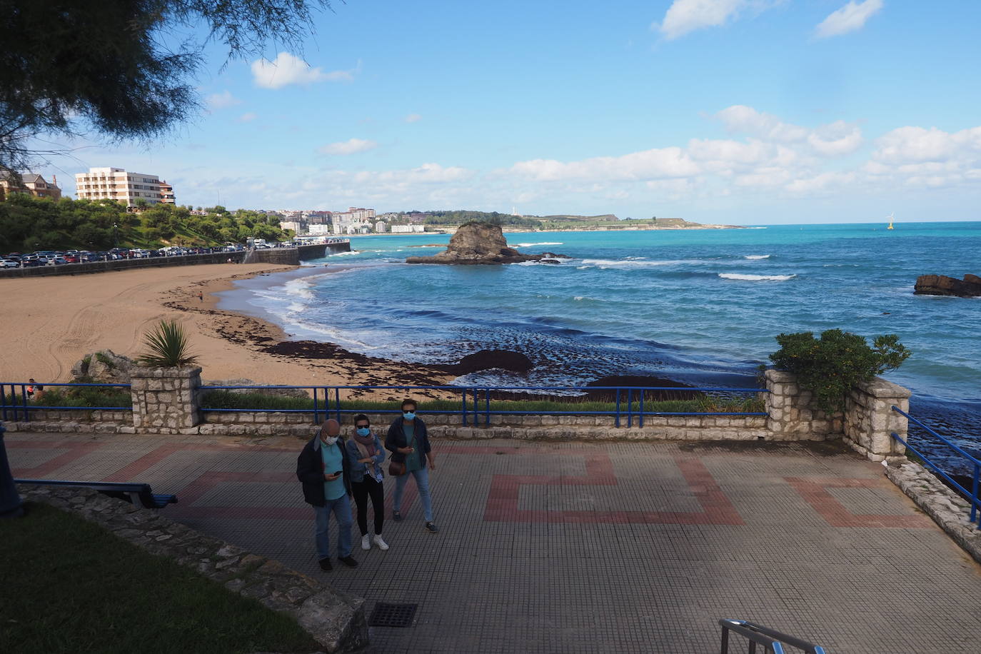 Muchas playas de Cantabria han amanecido este domingo con sus orillas teñidas del rojo de la caloca. La mala mar de estos días ha sacado estas algas del fondo marino, que han emergido formando montañas al borde del mar. Comienzan a verse cuadrillas extrayendo la caloca a paladas. Son los 'caloqueros', que, a la par que se ganan la vida secando y vendiendo estas algas, realizan una labor de limpieza de las playas. En estas imágenes, caloqueros trabajando en la Virgen del Mar y la playa de El Camello invadida de caloca.