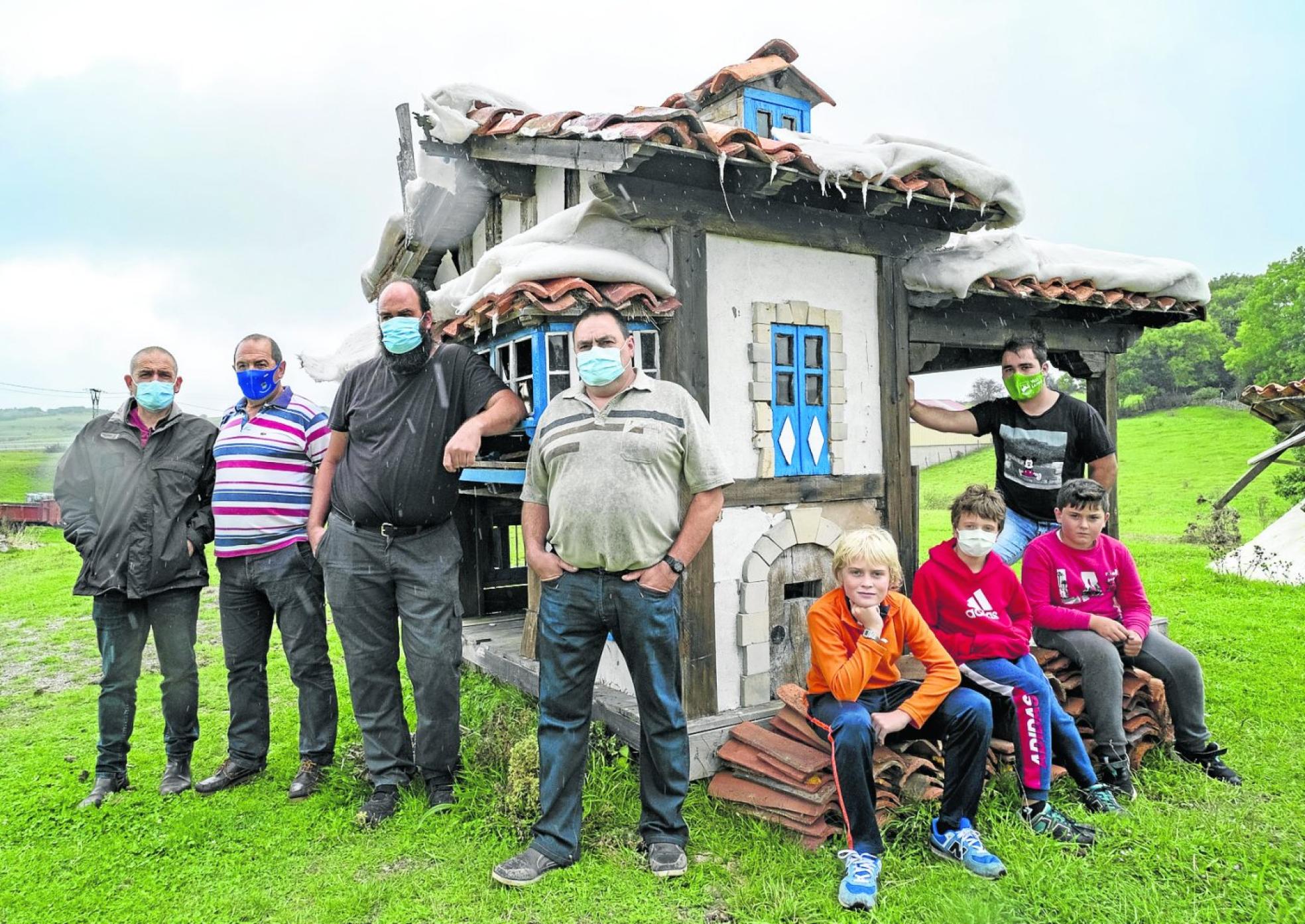 Varias generaciones de carrocistas posan esta semana junto a los restos de una de las carretas ganadoras de Requejo. 