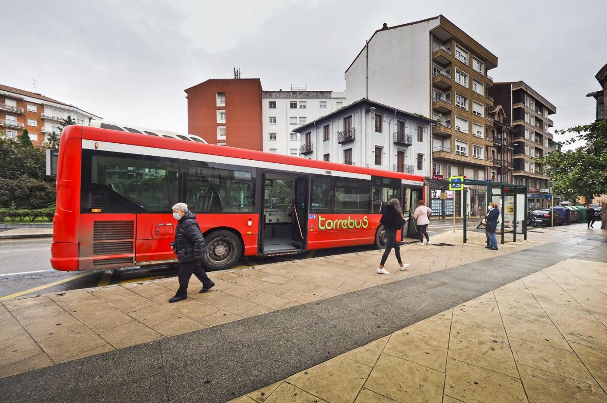 El Torrebús realiza el servicio de transporte urbano desde octubre de 2011. 