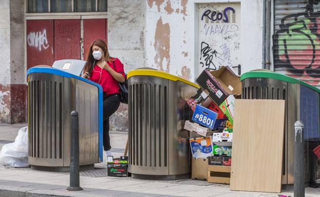 Imagen principal - Distintos puntos de la ciudad con los contenedores desbordados.