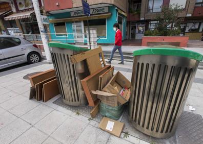 Imagen secundaria 1 - Distintos puntos de la ciudad con los contenedores desbordados.