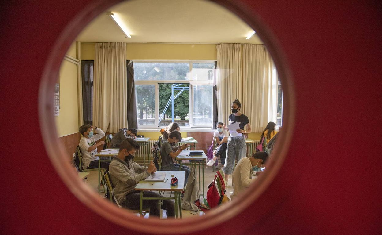 Cerradas otras seis aulas en Cantabria, mientras salen del confinamiento 21