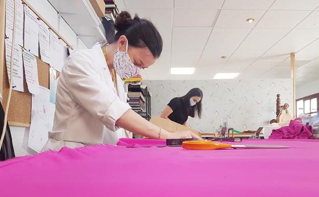 Trinidad Castillo y Cristina Canales cortan patrones en el taller de Loredo de la diseñadora.