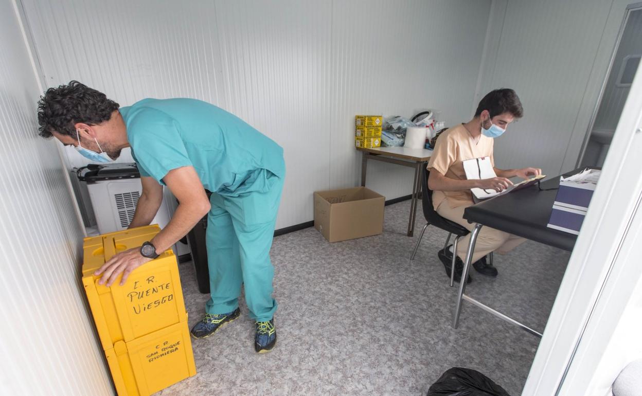 Los profesionales sanitarios, ayer, mientras se preparan para realizar las pruebas PCR en el entorno del Palacio de Deportes de Santander. 