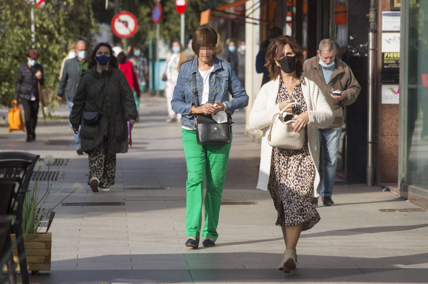 Fotos: La mayoría cumple con las normas ante el covid, pero siempre hay excepciones