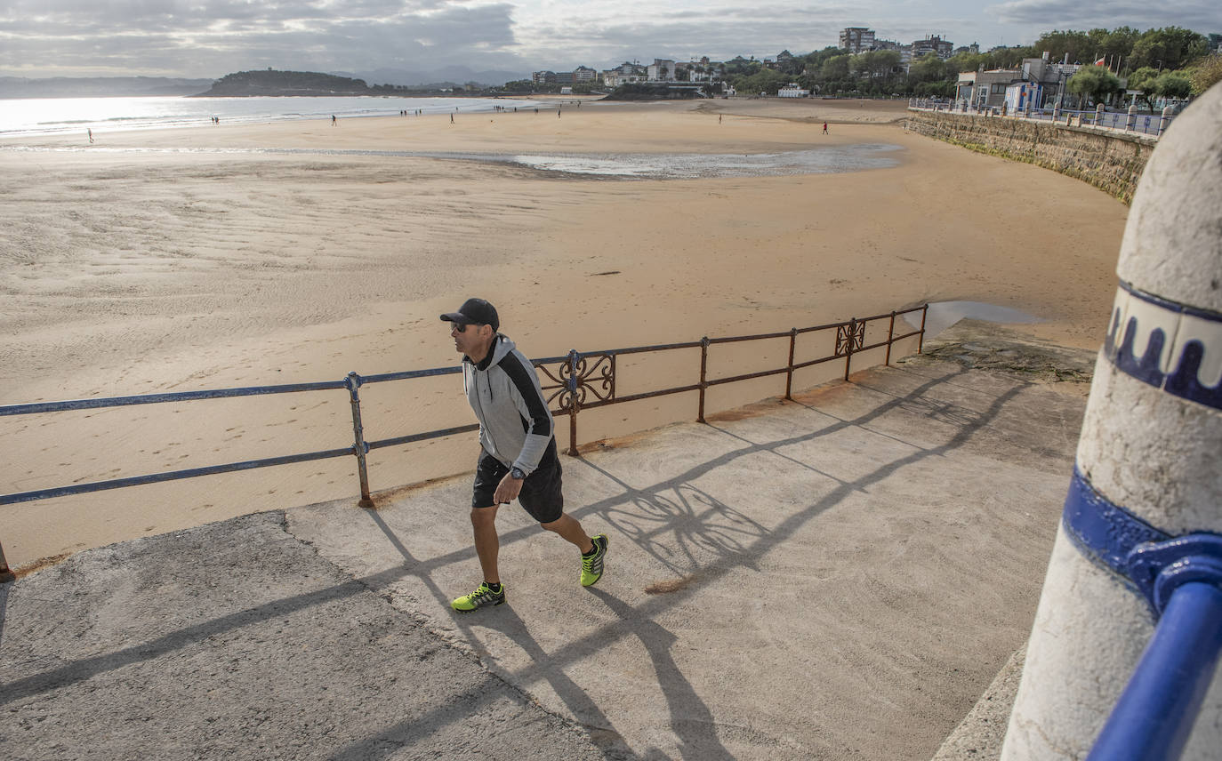 La Segunda playa de El Sardinero, que en verano aparecía descarnada y repleta de piedras, ha recuperado su mejor aspecto gracias al relleno natural propiciado por las últimas mareas