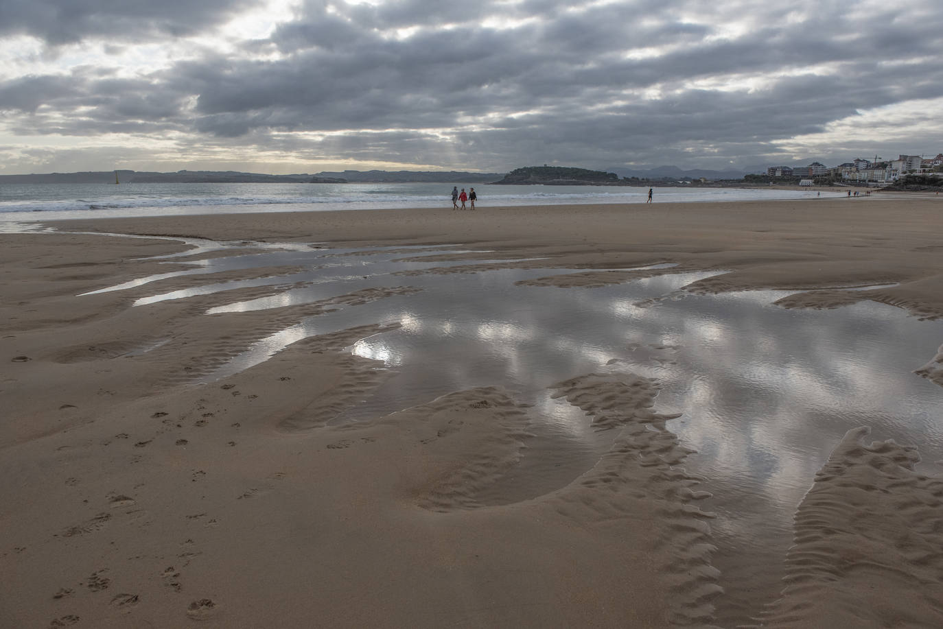 La Segunda playa de El Sardinero, que en verano aparecía descarnada y repleta de piedras, ha recuperado su mejor aspecto gracias al relleno natural propiciado por las últimas mareas