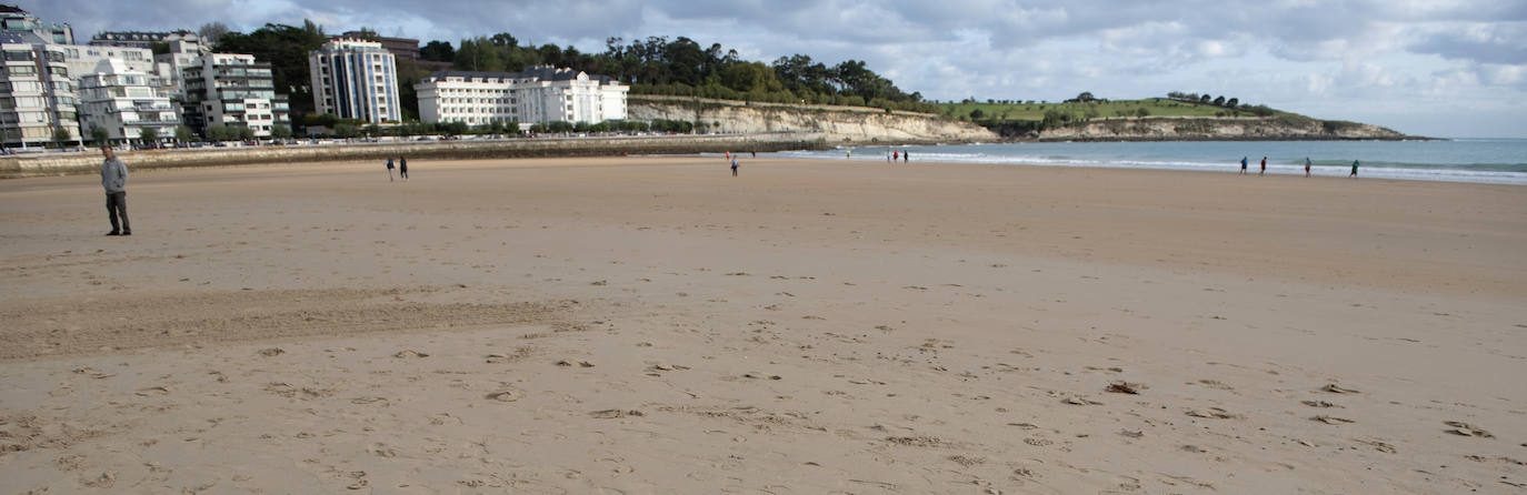 La Segunda playa de El Sardinero, que en verano aparecía descarnada y repleta de piedras, ha recuperado su mejor aspecto gracias al relleno natural propiciado por las últimas mareas