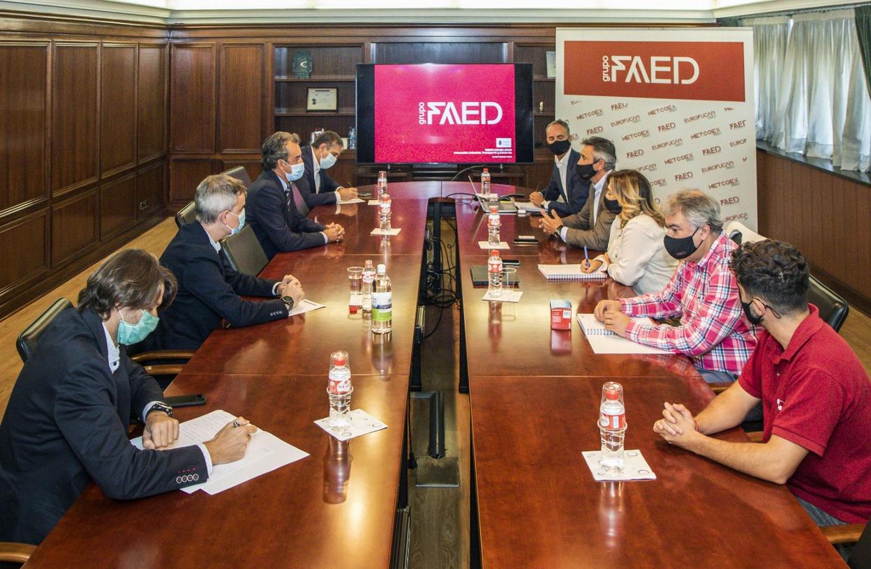 Los responsables de FAED (arriba a la derecha) explican a Martín los detalles del proyecto, el viernes en la planta situada en Maliaño. 