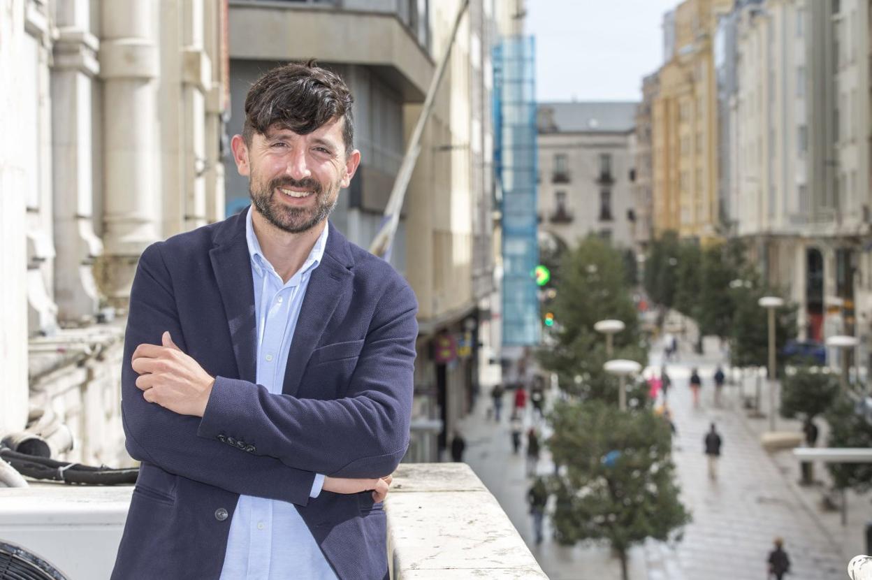 Alberto Torres, en uno de los balcones de la Casa Consistorial. 