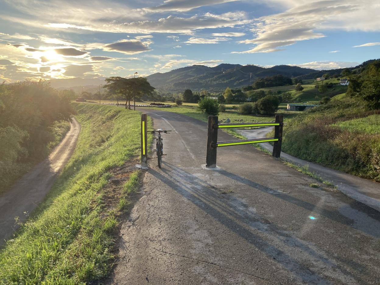 El Ayuntamiento ha colocado estas vallas dejando libre metro y medio para «ciclistas y peatones». dm