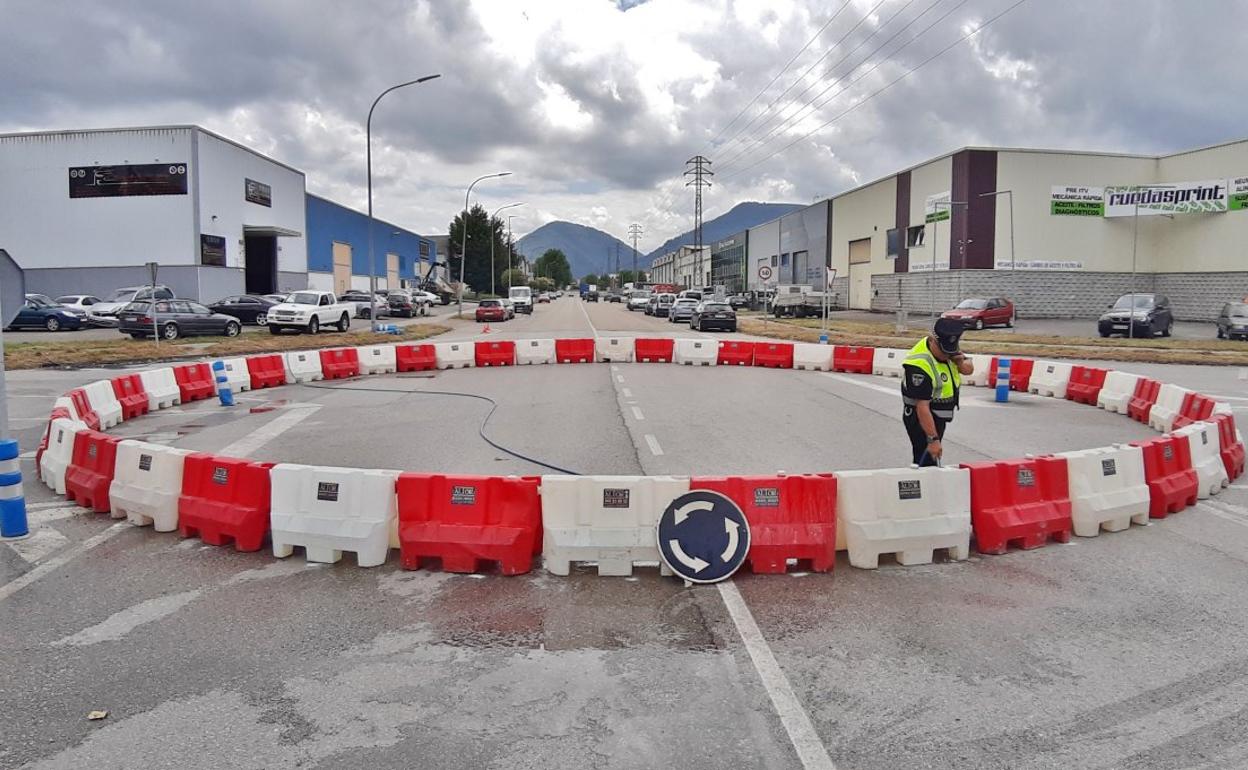 Nueva rotonda en la avenida principal del polígono industrial de Barros. cavia