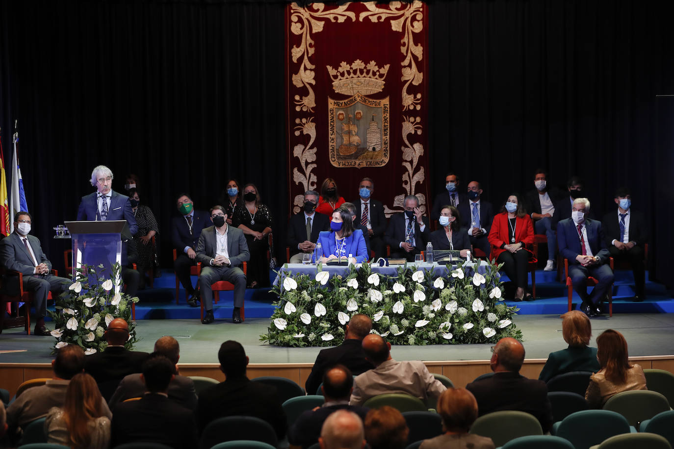 La alcaldesa entregó la medalla de la ciudad al director del Instituto Santa Clara.