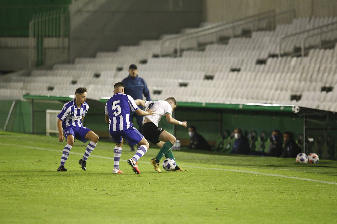 Fotos: El Racing y el Alavés B no consiguen desempatar y el partido termina sin ocasiones y sin fútbol