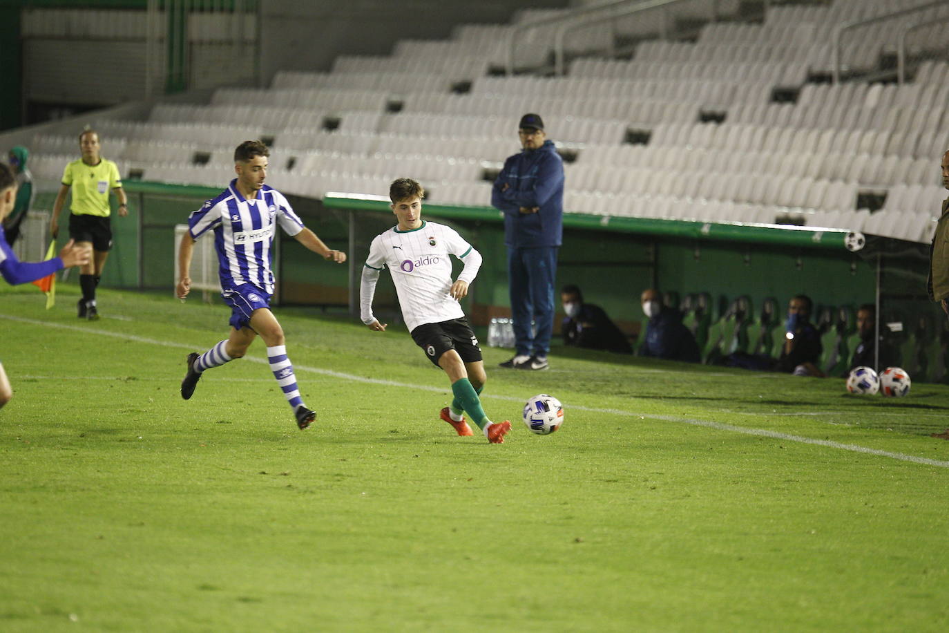 Fotos: El Racing y el Alavés B no consiguen desempatar y el partido termina sin ocasiones y sin fútbol