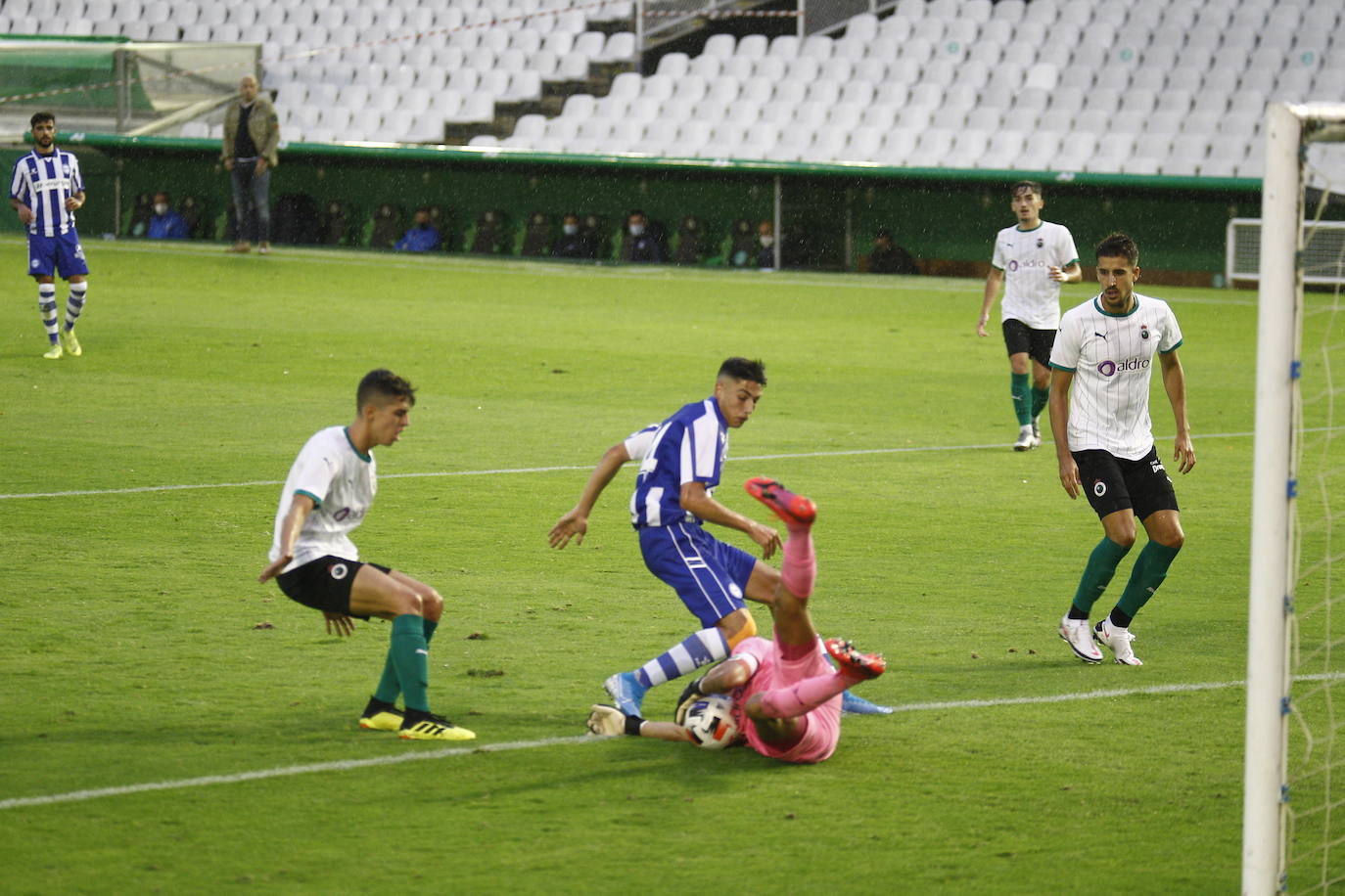 Fotos: El Racing y el Alavés B no consiguen desempatar y el partido termina sin ocasiones y sin fútbol