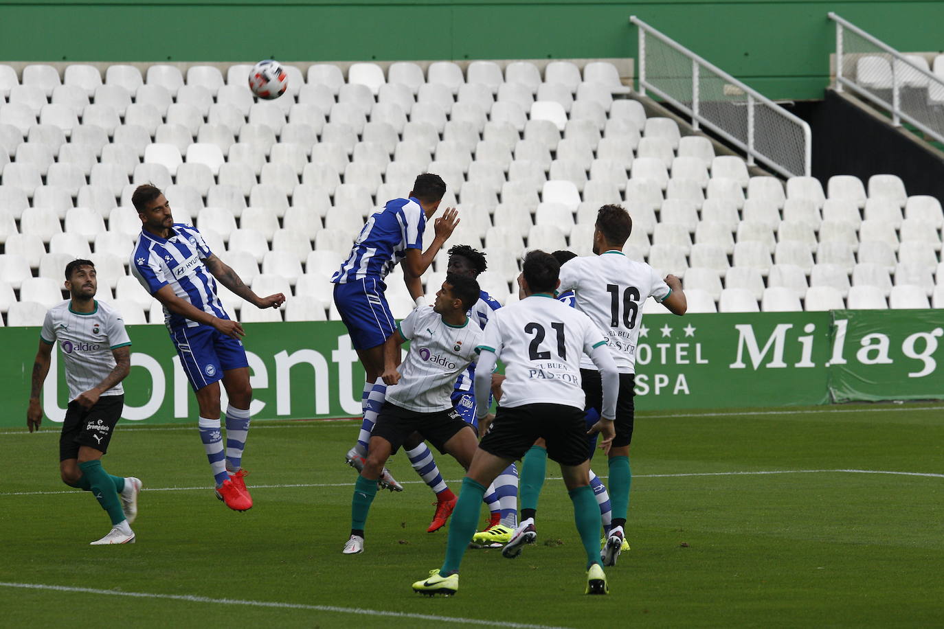 Fotos: El Racing y el Alavés B no consiguen desempatar y el partido termina sin ocasiones y sin fútbol