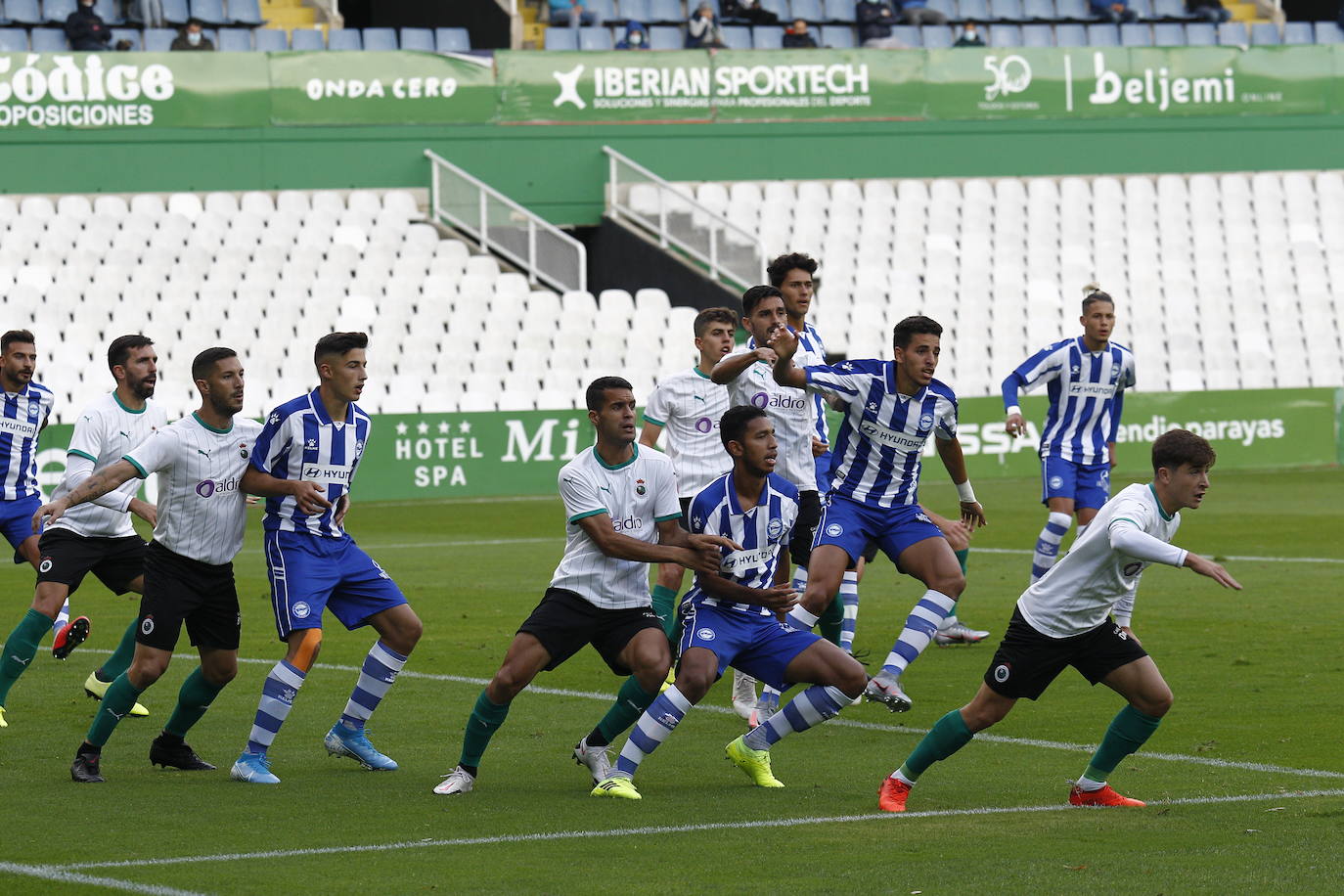 Fotos: El Racing y el Alavés B no consiguen desempatar y el partido termina sin ocasiones y sin fútbol