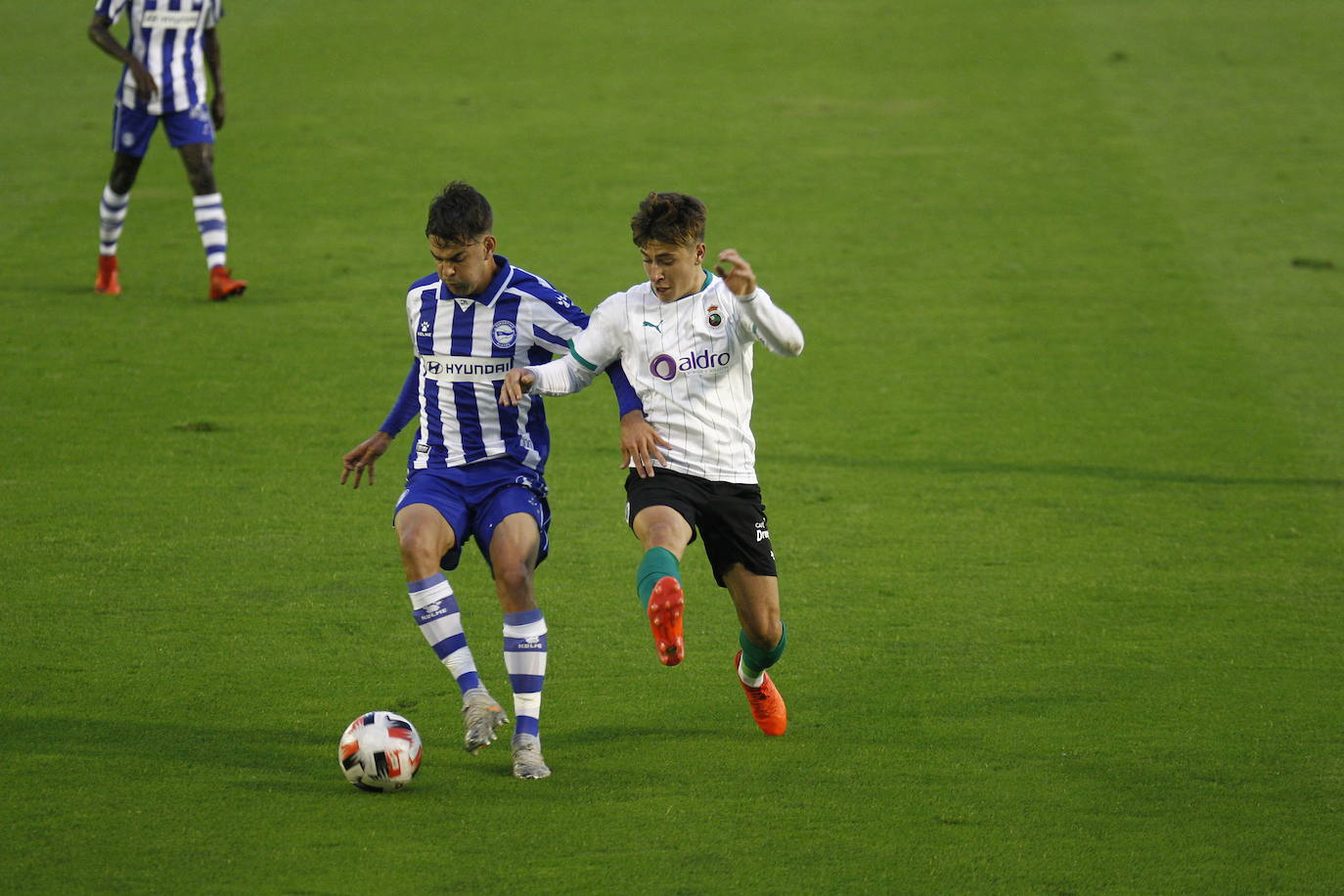 Fotos: El Racing y el Alavés B no consiguen desempatar y el partido termina sin ocasiones y sin fútbol