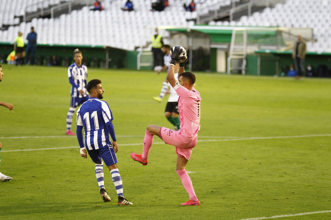 Fotos: El Racing y el Alavés B no consiguen desempatar y el partido termina sin ocasiones y sin fútbol