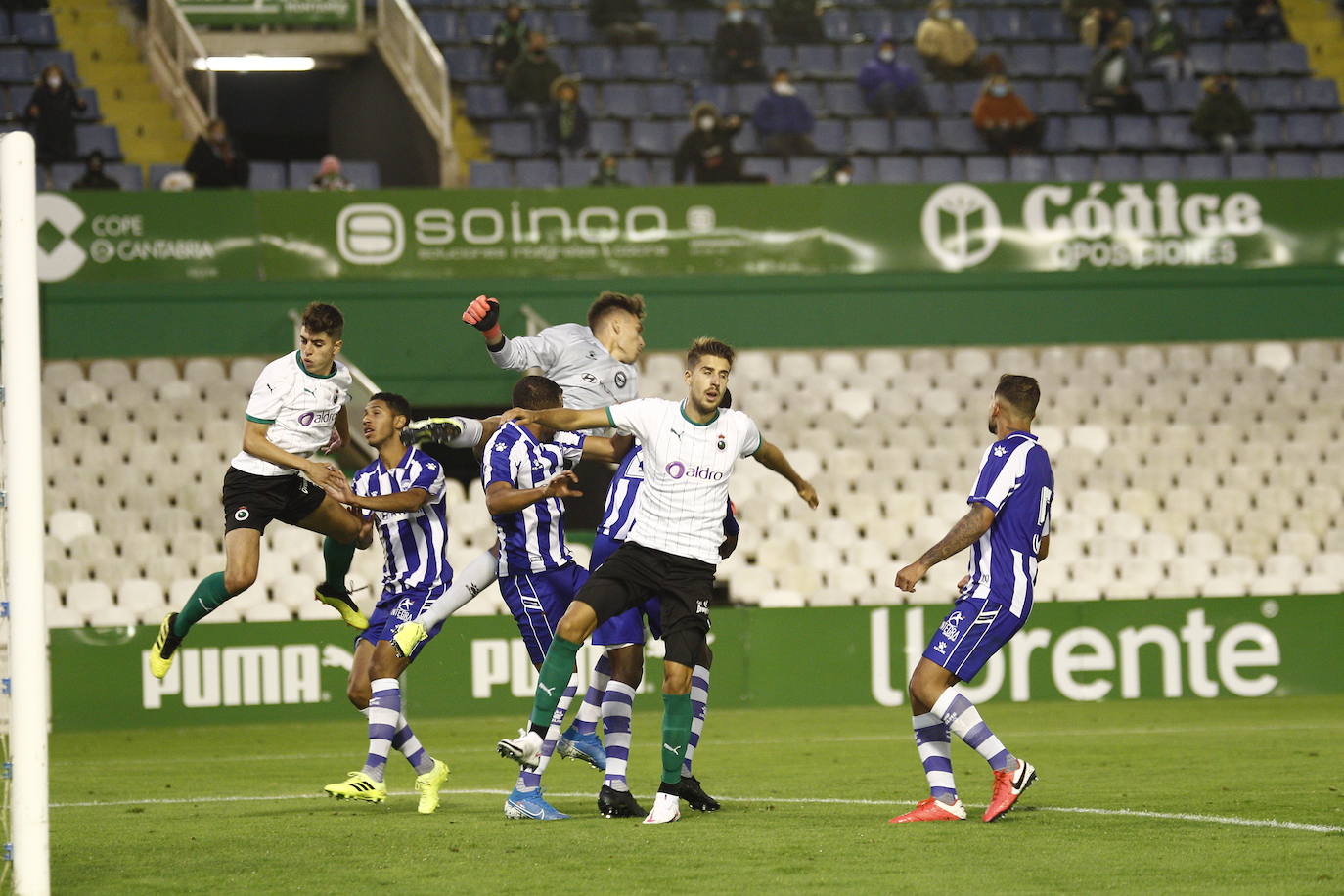 Fotos: El Racing y el Alavés B no consiguen desempatar y el partido termina sin ocasiones y sin fútbol