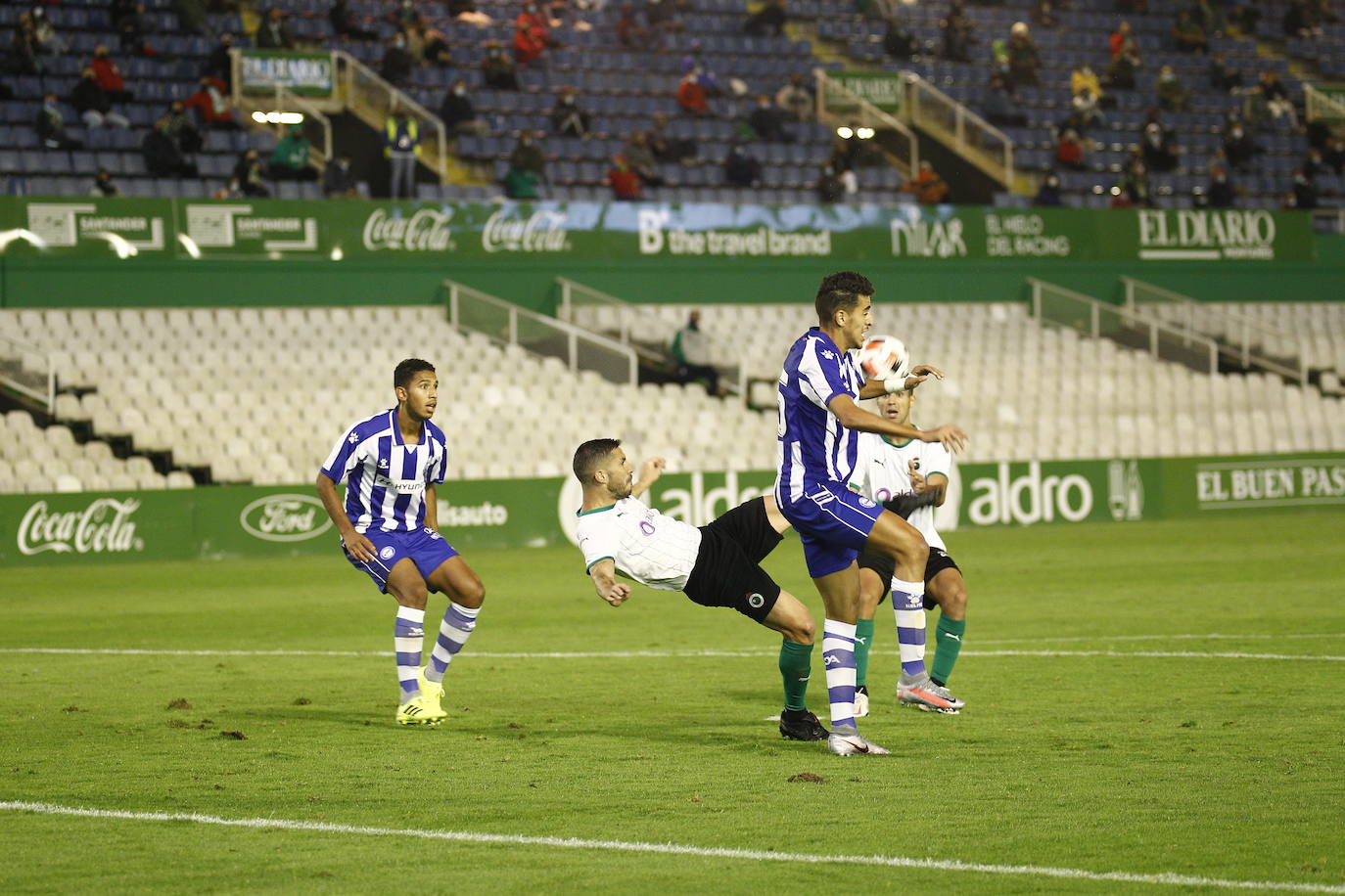 Fotos: El Racing y el Alavés B no consiguen desempatar y el partido termina sin ocasiones y sin fútbol