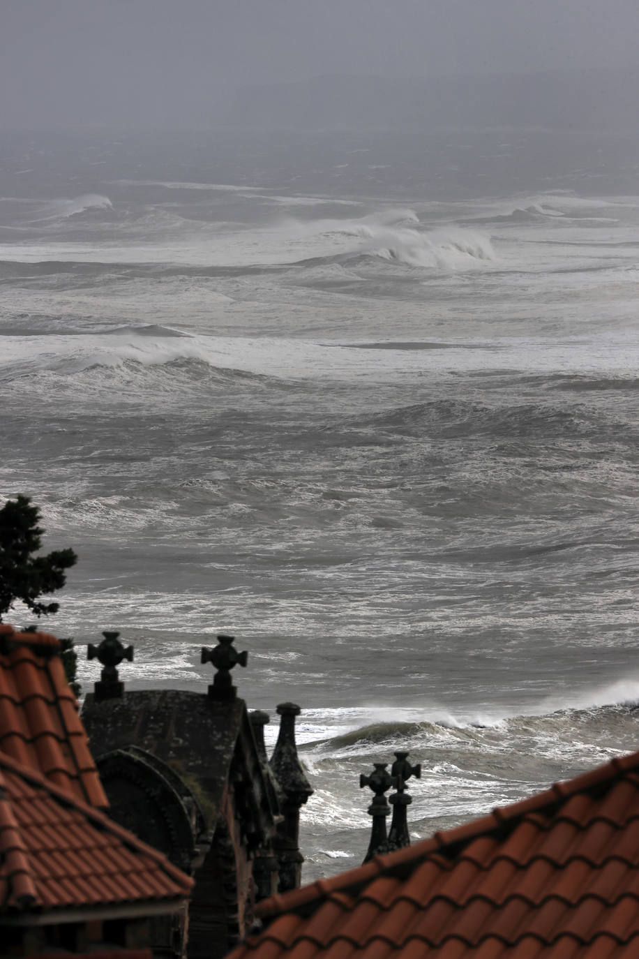 La borrasca Álex ha dejado diversas incidencias en la región donde el mar está muy revuelto y sigue lloviendo. En esta galería puede ver imágenes de este sábado de Comillas, Suances y Laredo.