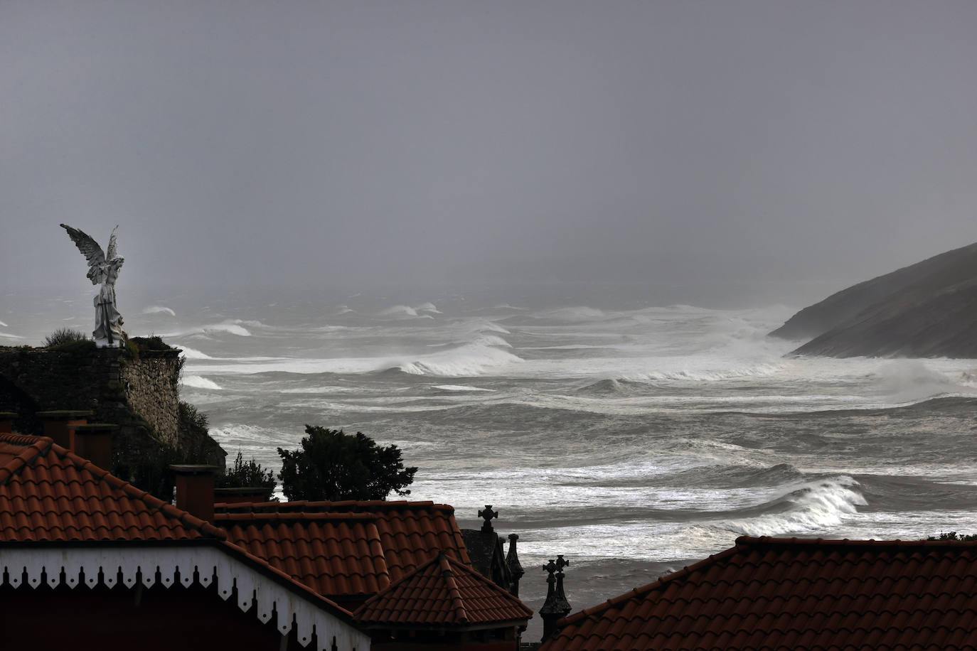 La borrasca Álex ha dejado diversas incidencias en la región donde el mar está muy revuelto y sigue lloviendo. En esta galería puede ver imágenes de este sábado de Comillas, Suances y Laredo.