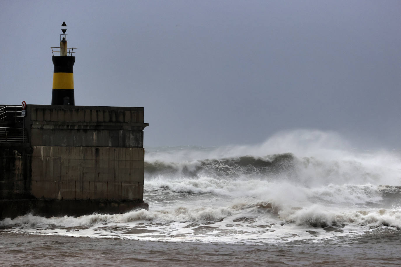 La borrasca Álex ha dejado diversas incidencias en la región donde el mar está muy revuelto y sigue lloviendo. En esta galería puede ver imágenes de este sábado de Comillas, Suances y Laredo.