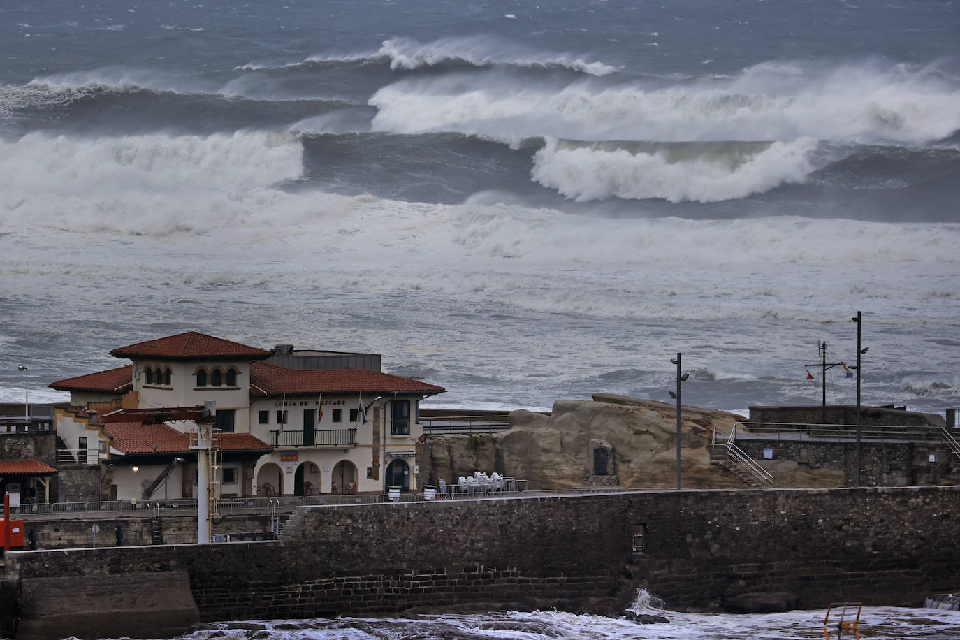 La borrasca Álex ha dejado diversas incidencias en la región donde el mar está muy revuelto y sigue lloviendo. En esta galería puede ver imágenes de este sábado de Comillas, Suances y Laredo.