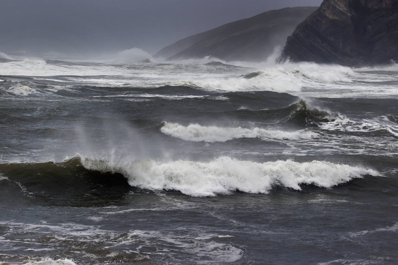 La borrasca Álex ha dejado diversas incidencias en la región donde el mar está muy revuelto y sigue lloviendo. En esta galería puede ver imágenes de este sábado de Comillas, Suances y Laredo.