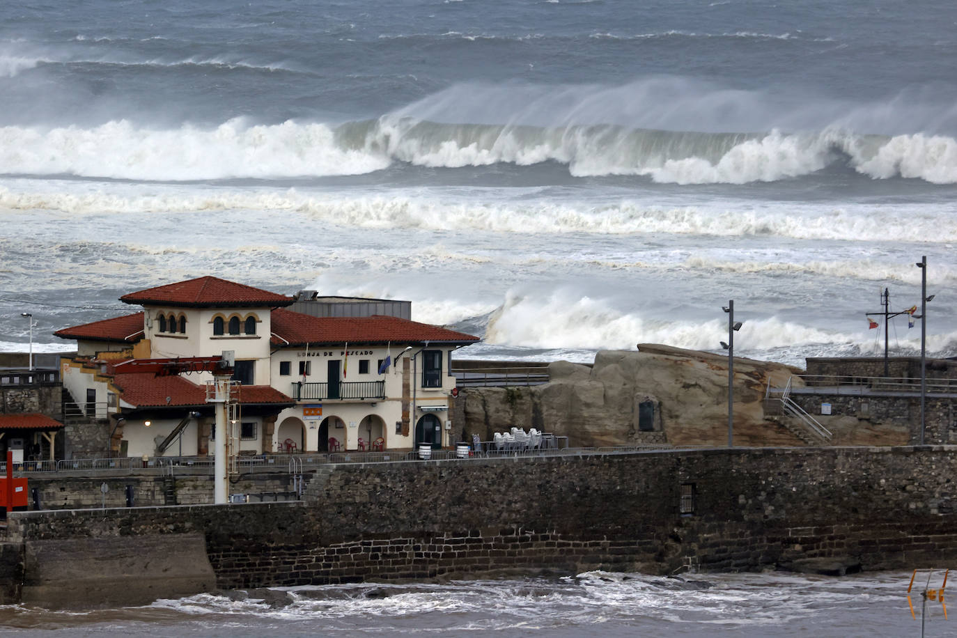 La borrasca Álex ha dejado diversas incidencias en la región donde el mar está muy revuelto y sigue lloviendo. En esta galería puede ver imágenes de este sábado de Comillas, Suances y Laredo.