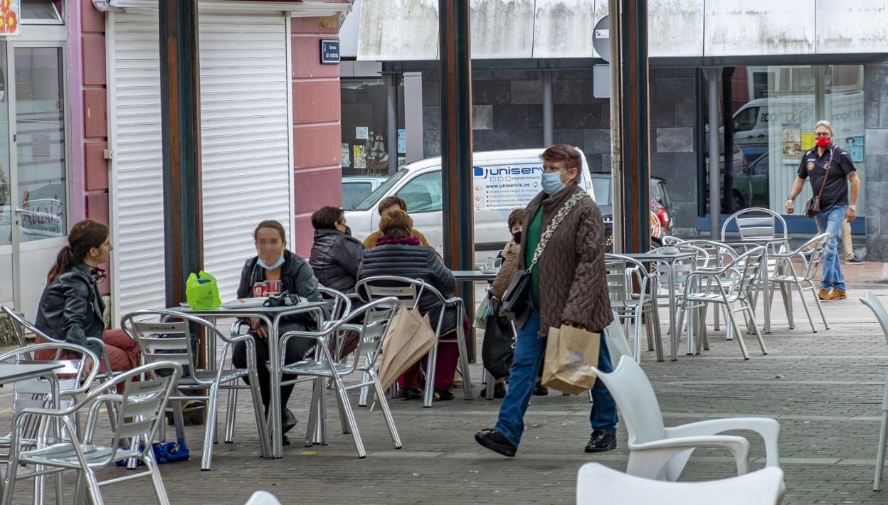 Varias personas conversan en una terraza en El Astillero, municipio que registra una tasa de incidencia «preocupante», según Sanidad. 